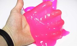 Рецепт безопасного лизуна: как сделать мягкую игрушку из шампуня и муки? Правила хранения слайма