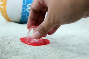 Что делать, если слайм прилип и засох на ковре и иных поверхностях? Как убрать лизуна в домашних условиях?